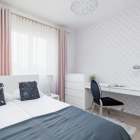 Family 3 Bedroom Listopada With Parking & Balcony By Renters Prestige 公寓 克拉科夫