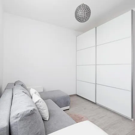 Family 3 Bedroom Listopada With Parking & Balcony By Renters Prestige 公寓