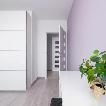 公寓 Family 3 Bedroom Listopada With Parking & Balcony By Renters Prestige *