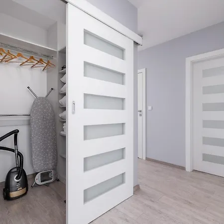 Family 3 Bedroom Listopada With Parking & Balcony By Renters Prestige 公寓 *