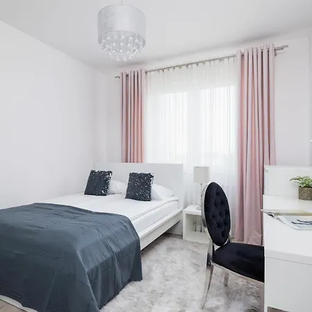 Lejlighed Family 3 Bedroom Listopada With Parking & Balcony By Renters Prestige