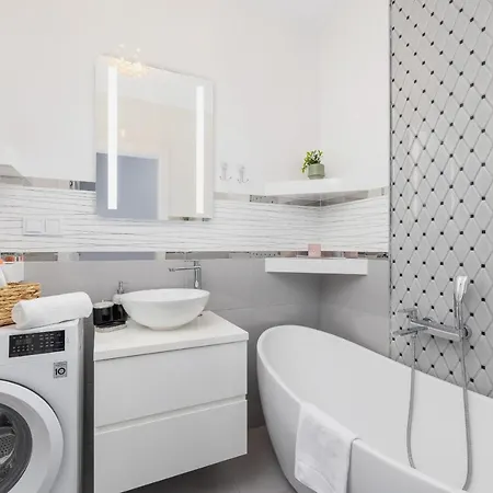 شقة Family 3 Bedroom Listopada With Parking & Balcony By Renters Prestige *
