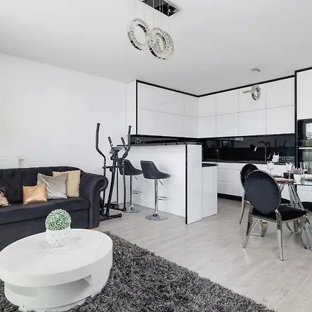 Family 3 Bedroom Listopada With Parking & Balcony By Renters Prestige شقة *