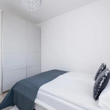 Family 3 Bedroom Listopada With Parking & Balcony By Renters Prestige شقة *