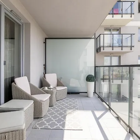 Family 3 Bedroom Listopada With Parking & Balcony By Renters Prestige شقة كراكوفيا
