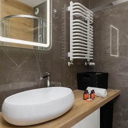 Family 3 Bedroom Listopada With Parking & Balcony By Renters Prestige Krakau